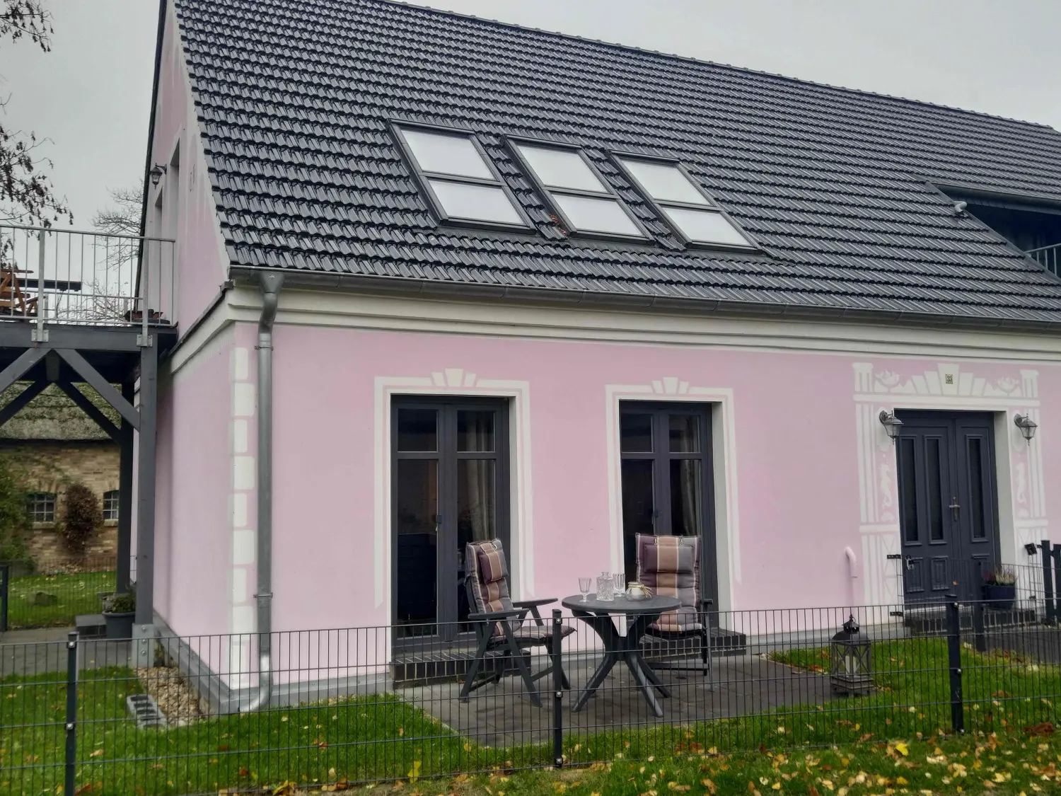 GbR Dorfstraße 33, Wohnung 4, Terrasse mit Tisch und 2 Stühlen